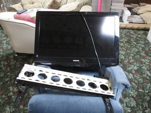 lot 275 image: Phillips 32 TV with wall mount...