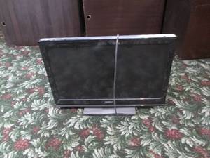 lot 284 image: Insignia 32 TV...