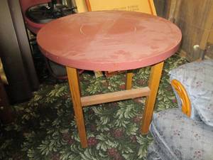 lot 286 image: Round table measuring 30 across...