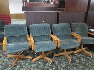 lot 296 image: 4 Green plush swivel chairs on wheels