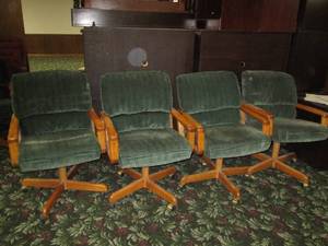 lot 297 image: 4 Green plush swivel chairs on wheels