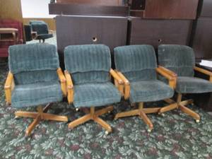 lot 298 image: 4 Green plush swivel chairs on wheels