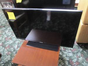 lot 350 image: Samsung 32 flat screen TV...