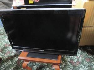 lot 351 image: Insignia 32 flat screen TV...