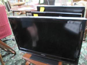 lot 353 image: Insignia 32 flat screen TV...