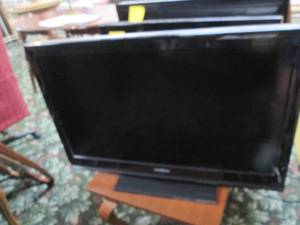lot 354 image: Insignia 32 flat screen TV...