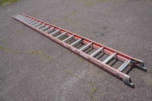 lot 5 image: Keller 40 Fiberglass Extension Ladder