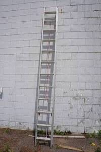 lot 6 image: Werner 24 Aluminum Extension Ladder
