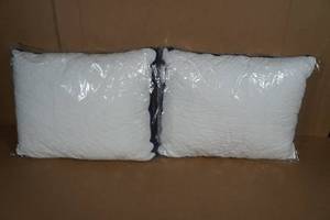 lot 21 image: 2 Standard Sized Pillows 19x25