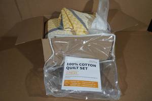 lot 52 image: 3-Piece Quilt Set -King