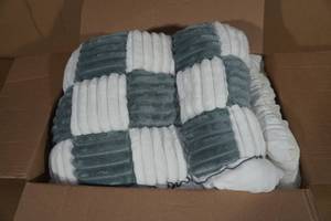 lot 64 image: Washable Soft Dog Mat Couch Protector