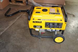 lot 72 image: DeWalt DXGNR4000 4000 Watt Gas Powered Generator