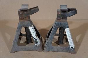 lot 216 image: 2 Jack Stands