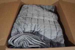 lot 244 image: Luxurty Velvet Quilt with 2-Pillowcases -King, Gray