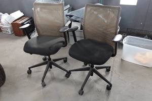 lot 189 image: 2 Rolling Office Chairs