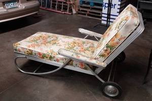 lot 275 image: Vintage Aluminum Frame Outdoor Chaise Lounge