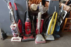 lot 299 image: Assorted Vacuums - Shark, Dirt Devil
