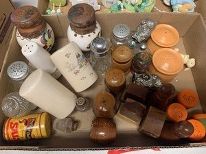 lot 5 image: Figurines, misc sugar and creamer sets, misc