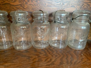 lot 14 image: Jars, 8clear, 2 blue