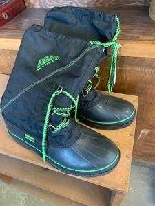 lot 22 image: Artic cat boots(8), roll of strap, misc