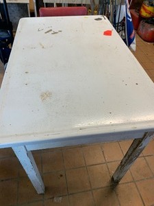 lot 58 image: Table w2 chairs, missing drawer