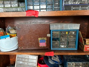 lot 24 image: Shelf and misc hardware