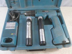 lot 4 image: (EC1) Makita Cordless Drill with 2 Batteries and Charger in Case - Untested