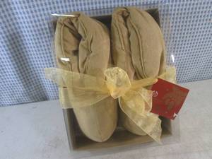 lot 11 image: (BSB) The Body Shop Warm Amber Feet Hugs