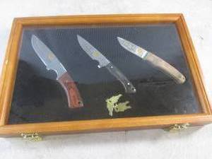 lot 29 image: (CNTR) Whitetails Unlimited 3 Knife Collector Set in Locking Wood Display Box with Keys and Glass Top