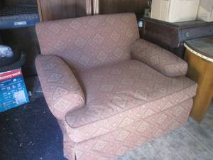 lot 102 image: (HG) Oversized Chair NOTE Comes with a Matching Foot Rest Not Pictured