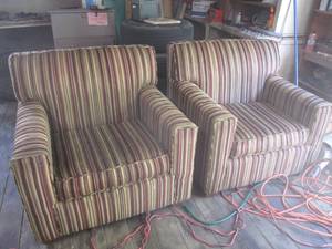 lot 104 image: (HG) 2 Matching Chairs...