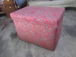 lot 116 image: (HG) Fabric Covered Bench with Metal Interior - 27 x 17 12 x 19 12 H