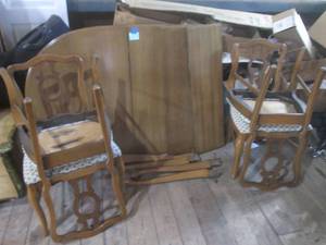 lot 117 image: (HG) Dinning Room Table 60 x 42 with 2 - 12 Leaves and 4 Chairs