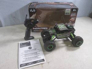lot 53 image: (CSB) RealTree RockCrawler RC Radio Control Car with Box