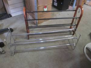 lot 180 image: (EC1) 2 Shoe Racks - Both Have Adjustable Length