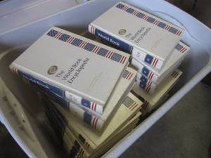 lot 218 image: (EW3) Vintage 70s The World Book Encyclopedia Set In Tote with Lid