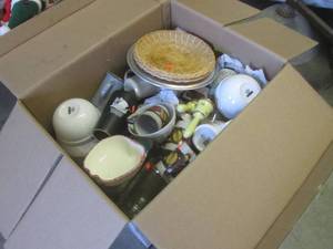lot 239 image: (EW3) Box Full of Assorted Kitchen
