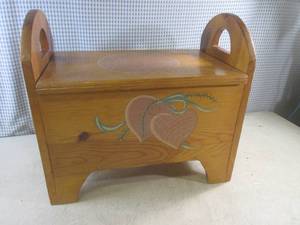 lot 245 image: (EW6) Small Wood Bench with Hinged Lid - 18 14 x 11 x 16 34 H