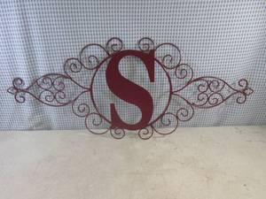 lot 250 image: (FS) Metal Initial S Decor Sign - 35 x 14 14