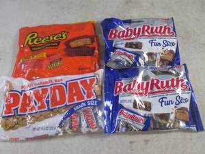 lot 348 image: (B-3) 4 Assorted Bags Fun and Snack Size Candy Bars Past Date