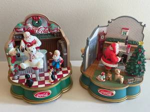 lot 93 image: MAIN - Coca-Cola Santa Musical Display Set (1993, 1994)