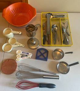 lot 114 image: MAIN - Assorted Kitchen Utensils and Tools Lot
