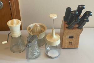 lot 118 image: MAIN - Lot of Kitchen Appliances and Knife Set (incomplete)
