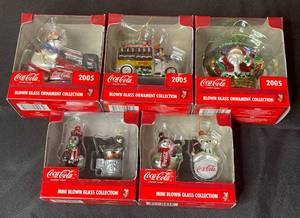 lot 139 image: BASEMENT - Coca-Cola 2005 Blown Glass Ornament Collection Lot
