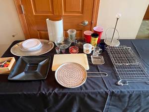 lot 368 image: MAIN - Assorted Kitchenware and Collectibles Lot