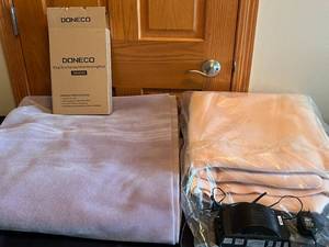 lot 383 image: MAIN - Lot of Doneco King Size Xpress Heat Heating Pad and Alarm Clock