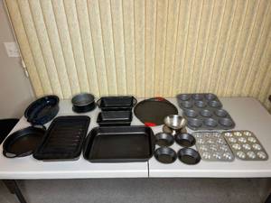 lot 120 image: MAIN - Lot of Assorted Bakeware and Pans