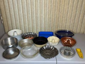 lot 250 image: MAIN - Assorted Baking Pans and Molds Lot