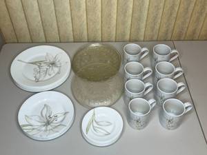 lot 260 image: MAIN - Discontinued White Flower (Corelle) by Corning Dinnerware Set - 27 Pieces