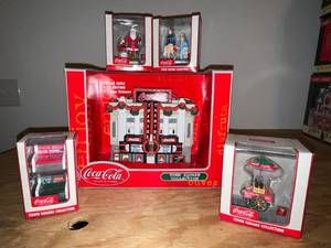 lot 14 image: BASEMENT - Coca-Cola Town Square Collection Figurines and Theatre - Lot of 5 (2002)